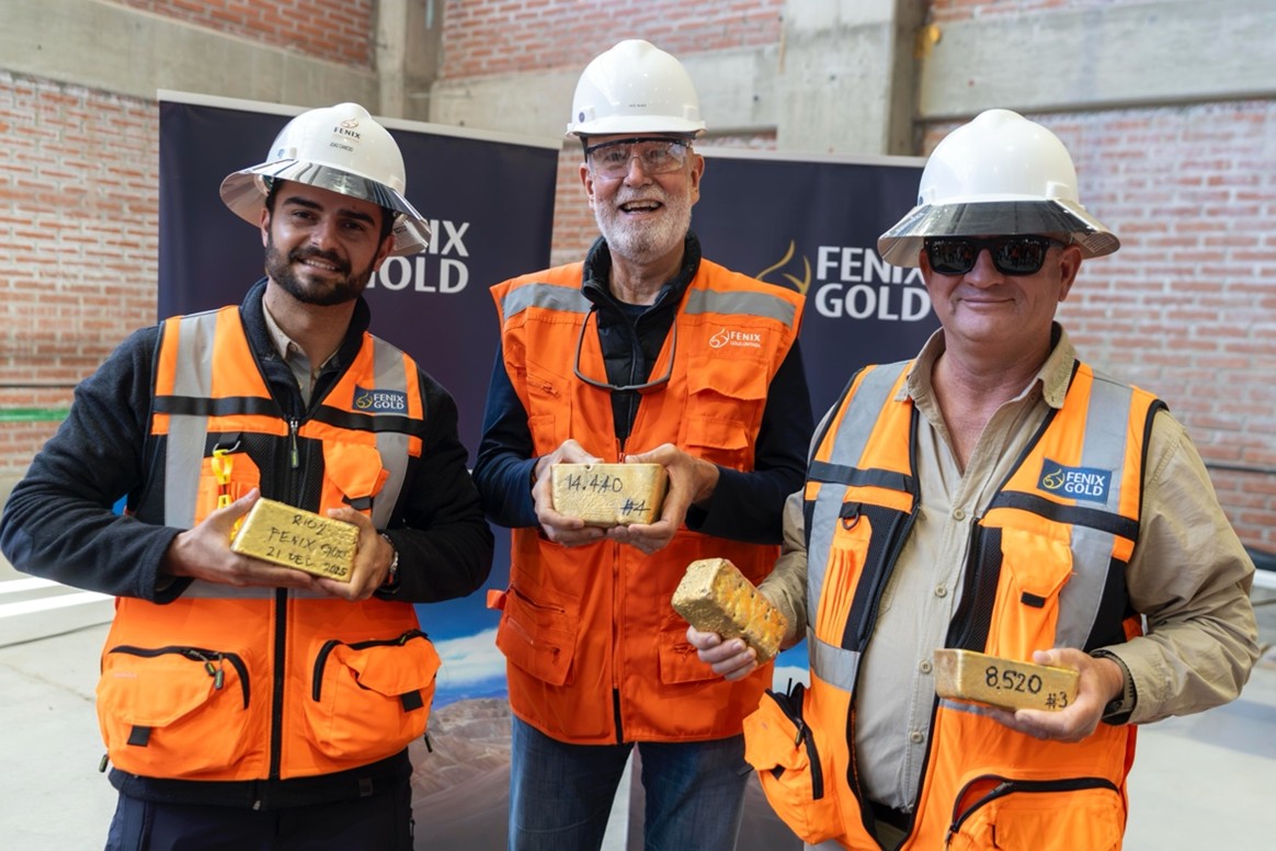 ريو2 تعلن عن صبّ الذهب في منجم فينيكس للذهب.