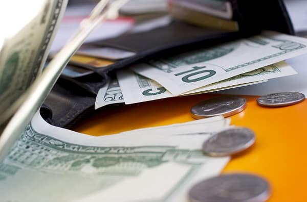 تراجع الدولار وسط تصاعد التوترات التجارية التي تغذي النفور من المخاطرة.