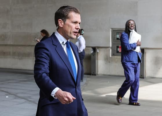 Jenrick advierte que el Reino Unido "está yendo a la quiebra"