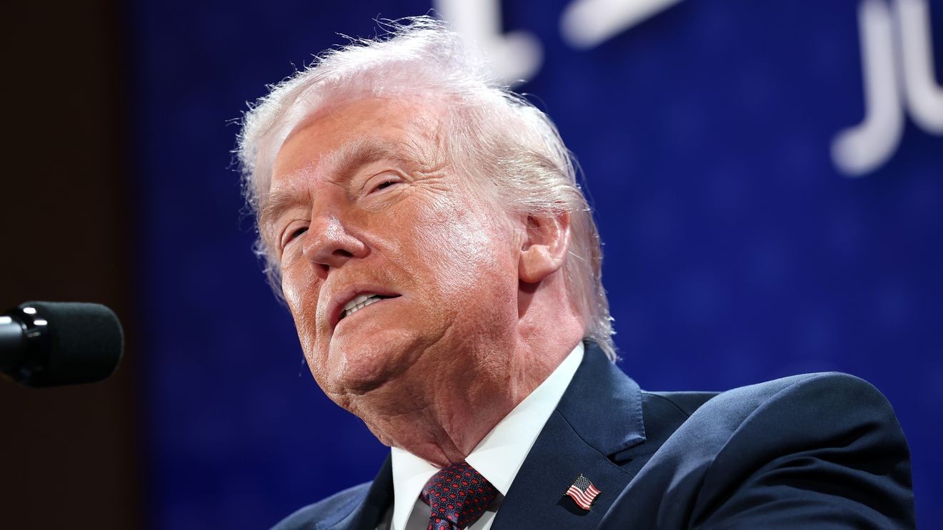 يتوقع ترامب أن يصل مؤشر داو جونز إلى 100 ألف نقطة بحلول عام 2029.