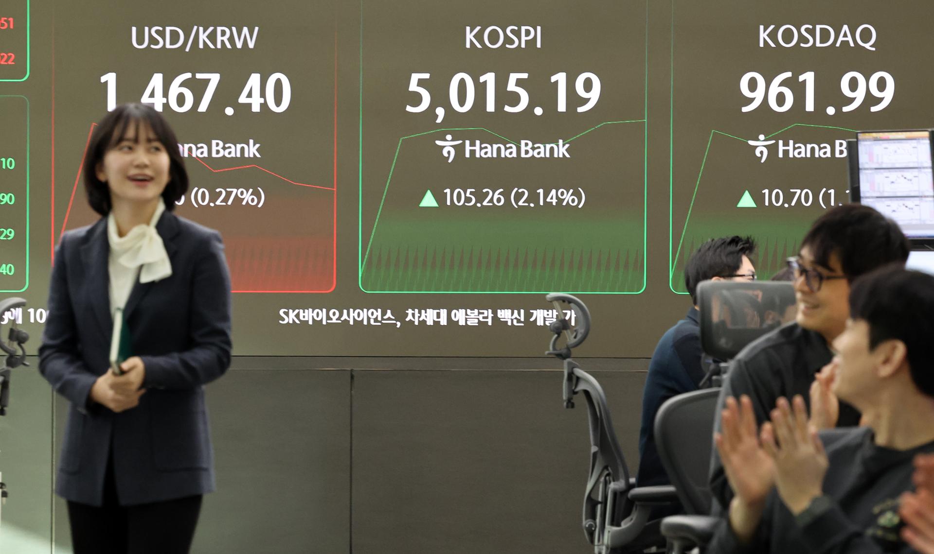 Seoul stocks open sharply higher, briefly topping 5,000 mark