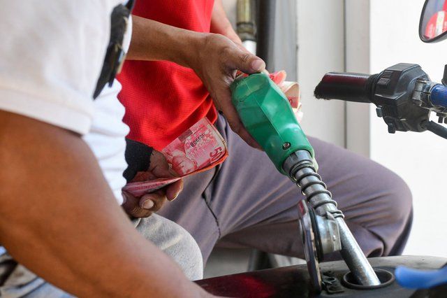 Los automovilistas ajustan los gastos de combustible a medida que aumentan los precios de los surtidores