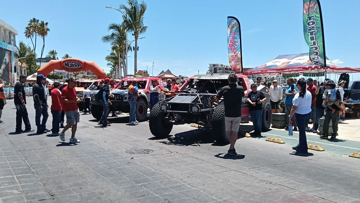 Los vehículos todoterreno NORRA 1000 se apoderan del Malecón de La Paz