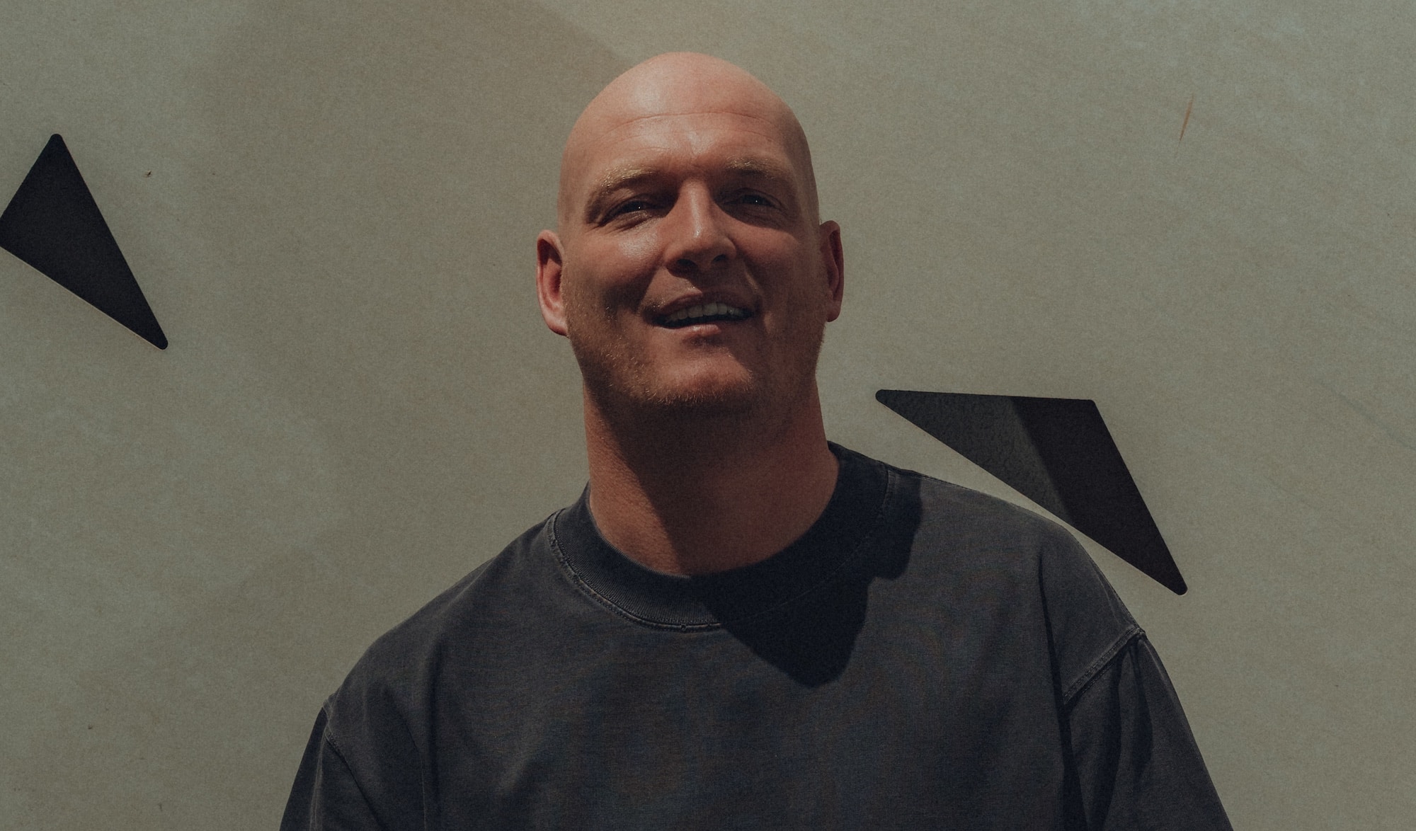 شينا يستعرض أسلوبه الموسيقي الراقي بمزيج شتوي.