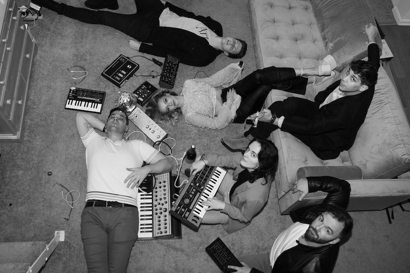 الأصدقاء الغامضون يحولون الفوضى إلى ذهب في "لم يكن الأمر أفضل من أي وقت مضى"