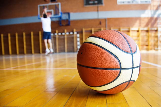La física de por qué las zapatillas de baloncesto chirrían tanto – Physics World