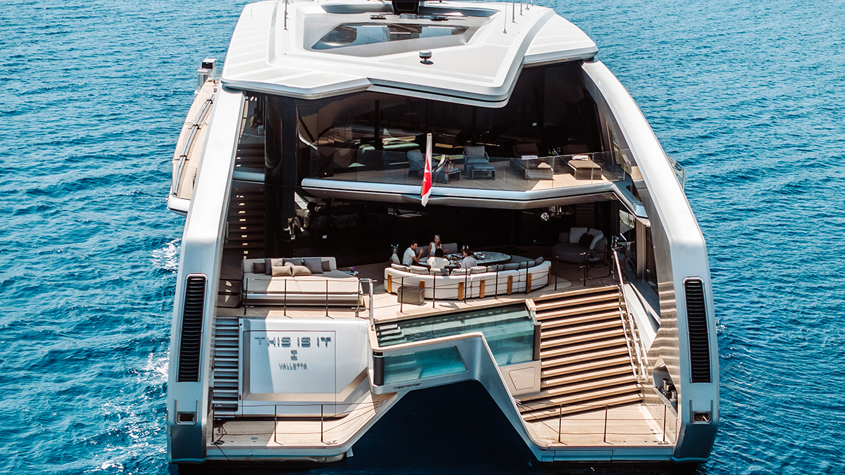 هذا القارب ذو الهيكلين البالغ طوله 143 قدمًا تحفة فنية غير متماثلة في عرض البحار. والآن، يمكن أن يكون ملكك مقابل 54 مليون دولار.