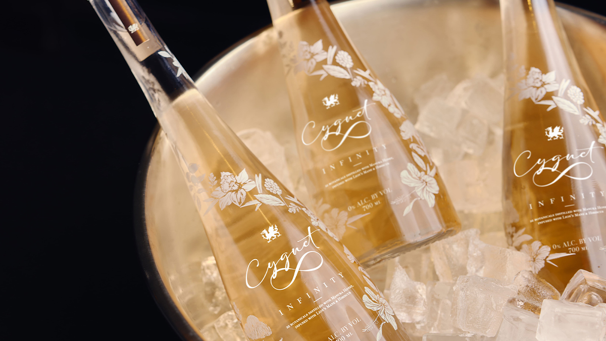 أطلقت العلامة التجارية للجين الفاخر "سيجنيت" مشروبًا روحيًا خاليًا من الكحول.