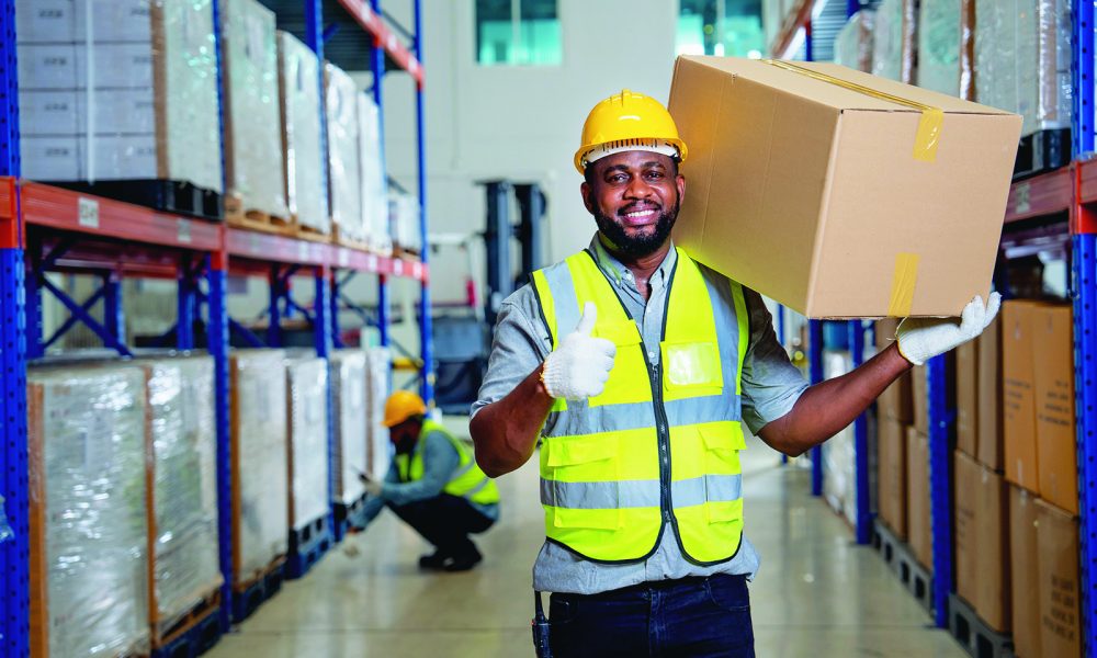 Empleado de almacén: un trabajo de alta demanda, incluso con robots (4-1-148590)