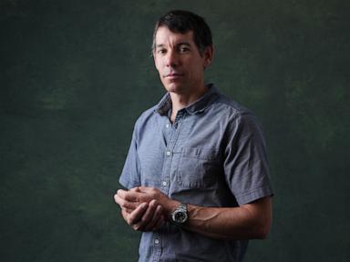 أليكس هونولد يتسلق تايبيه 101 بدون حبال، على الهواء مباشرة. هذا يثير حماسًا وقلقًا في آن واحد.