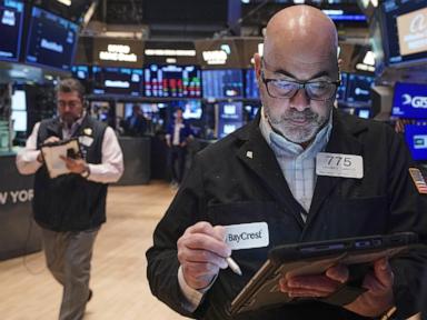 Las acciones asiáticas cotizan al alza antes de las vacaciones del Año Nuevo Lunar y los precios del oro caen