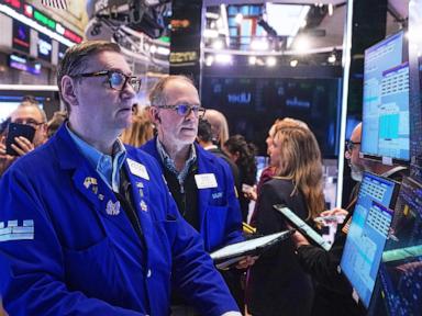 الأسهم الآسيوية متباينة بعد تسجيل وول ستريت رقمًا قياسيًا، وتراجع قيمة الدولار الأمريكي بشكل إضافي.