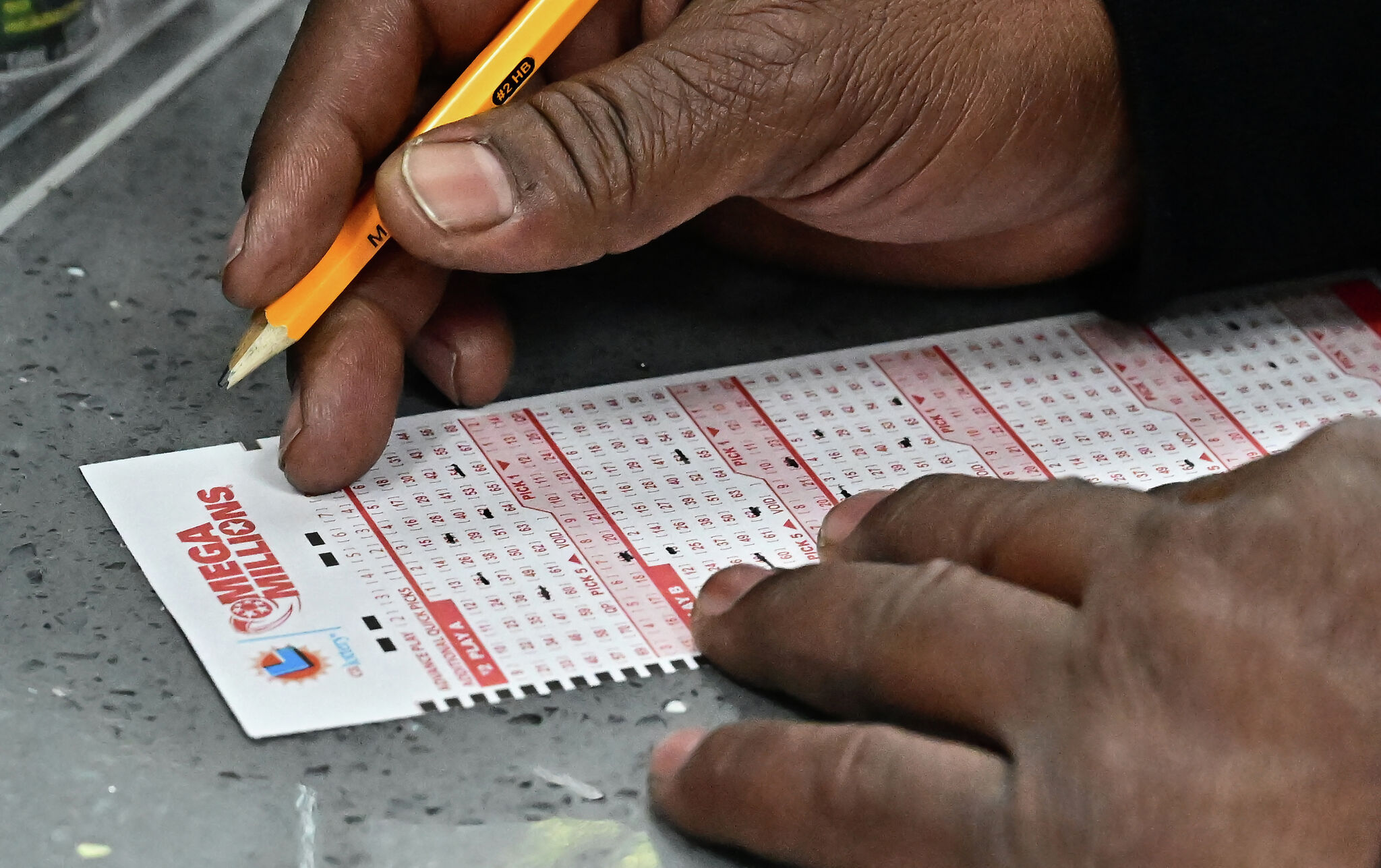 هل فاز أحد بالجائزة الكبرى البالغة 385 مليون دولار؟ الجمعة 13 أرقام الفائزة