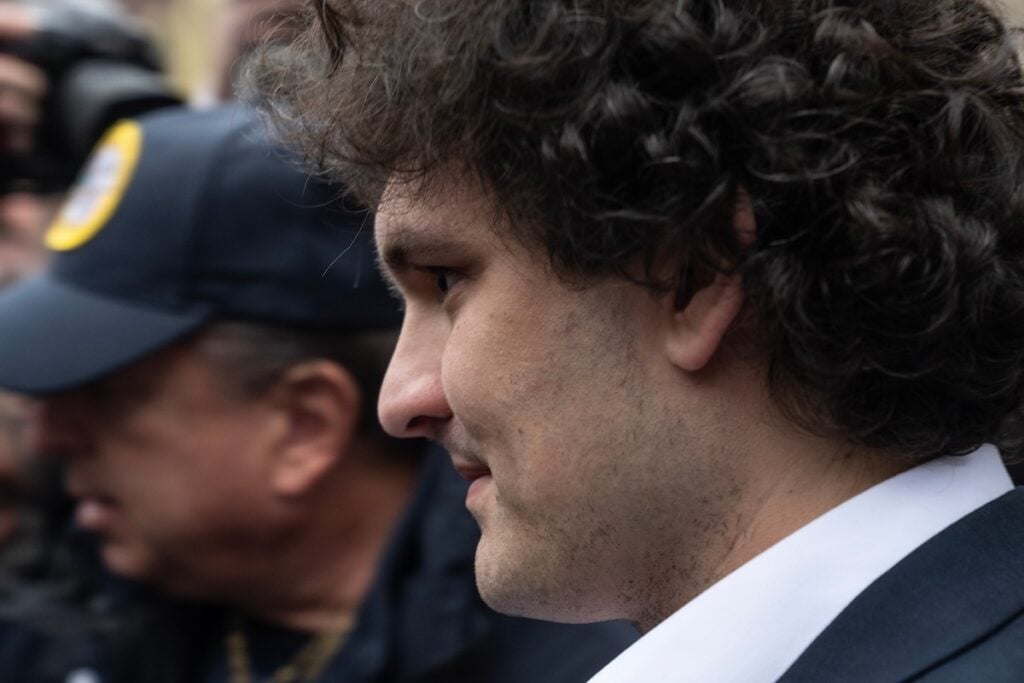 قام الرئيس ترامب بتغيير "اللوائح المجنونة من قبل الديمقراطيين"، وسحب الاستثمارات "إلى الولايات المتحدة"، حسبما يدعي سام بانكمان فرايد