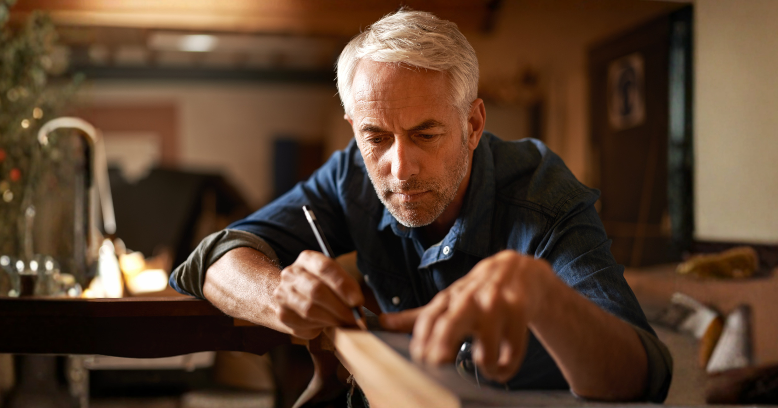 8 عادات منزلية خفية تكشف على الفور أن الشخص نشأ في الطبقة العاملة (حتى لو كان ثريًا الآن)