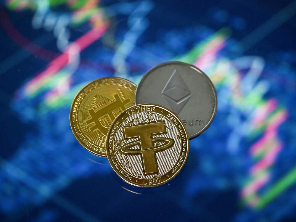 إيثريوم يتراجع في ظل هيمنة بيتكوين مع سحب المستثمرين استثماراتهم بأعداد كبيرة.