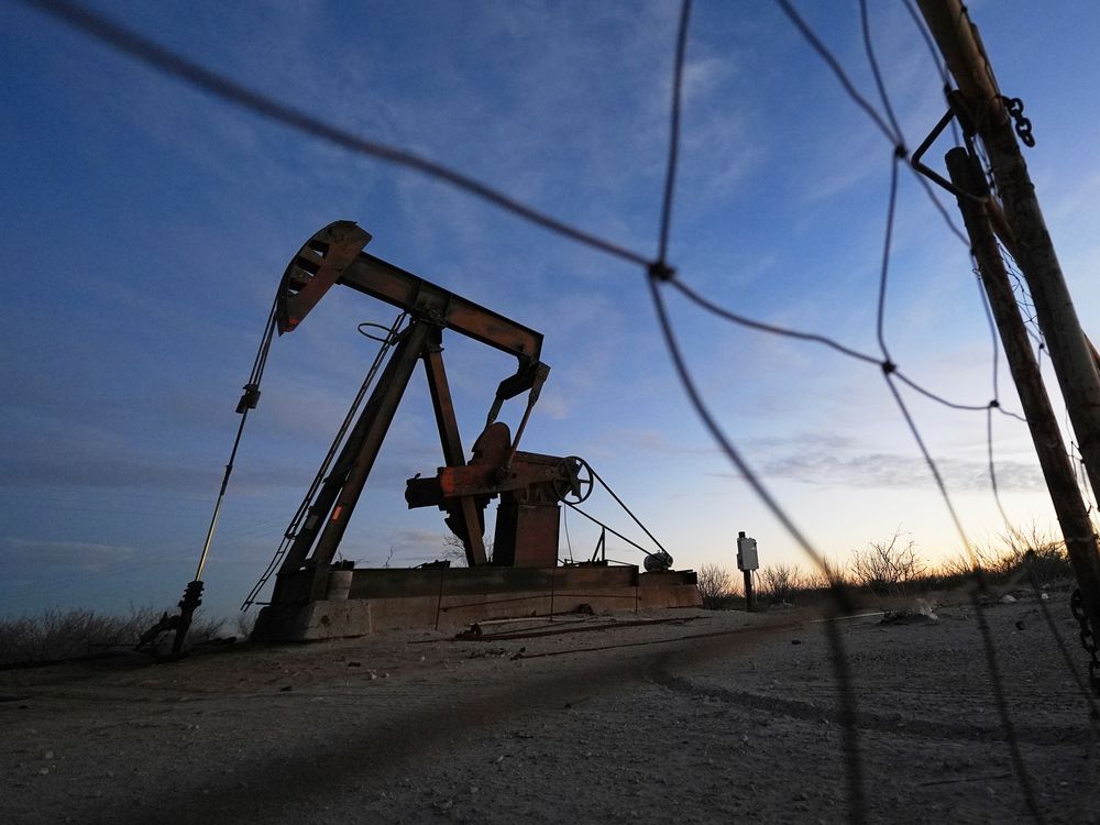 ارتفاع أسعار النفط بسبب حرب إيران يمكن أن يعزز النمو والتضخم في كندا