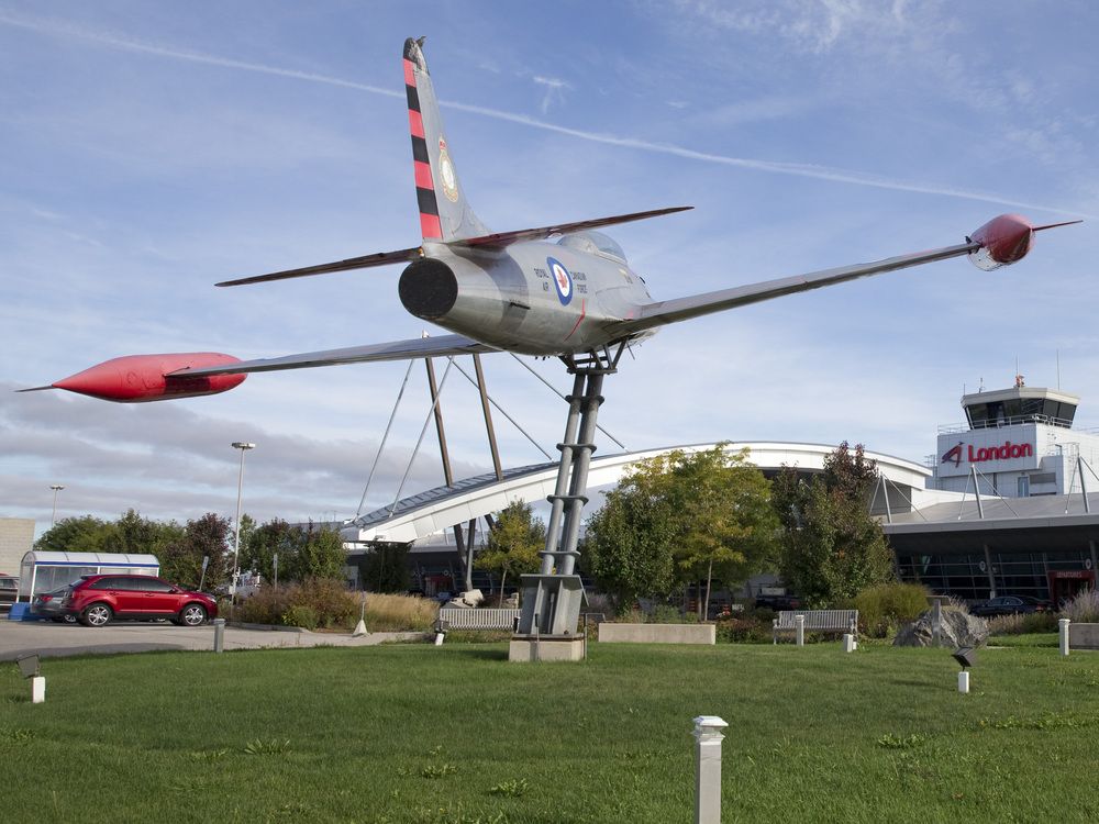 كورنيز: يرى مدرب الطيارين التجريبيين في لندن فرصة في استراتيجية الدفاع الفيدرالية