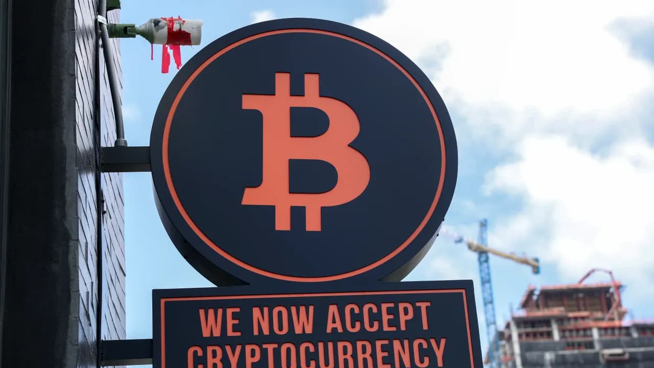 Bitcoin's Price Drops Below $63K After IBM's Worst Day In 25 Years – Triggers $370 Million Liquidation Wave