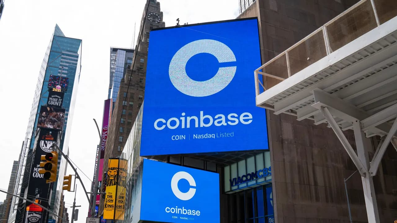 Coinbase Stock Falls Despite Forecast For 7x Stablecoin Revenue Growth Amid Bitcoin Selloff