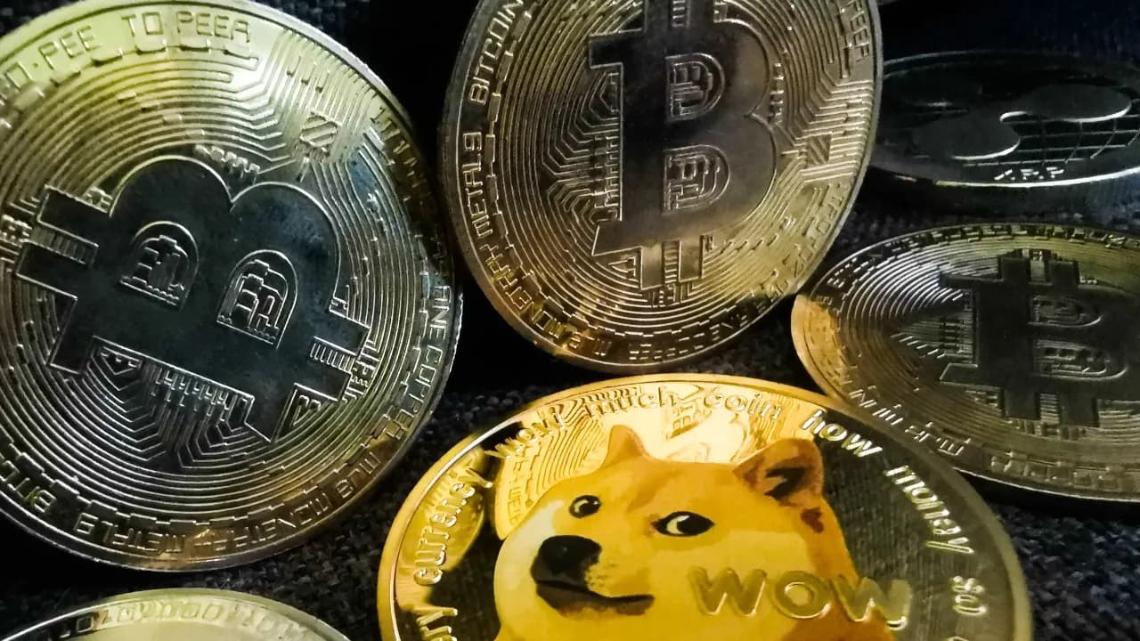 Top 5 Altcoins Dominating The Weekend Relief Rally While Bitcoin Reclaims $70K