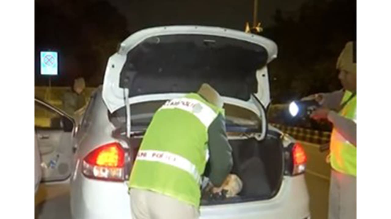 يوم الجمهورية: شرطة دلهي تعزز الأمن بنظارات ذكية تعمل بالذكاء الاصطناعي ونظام التعرف على الوجوه.