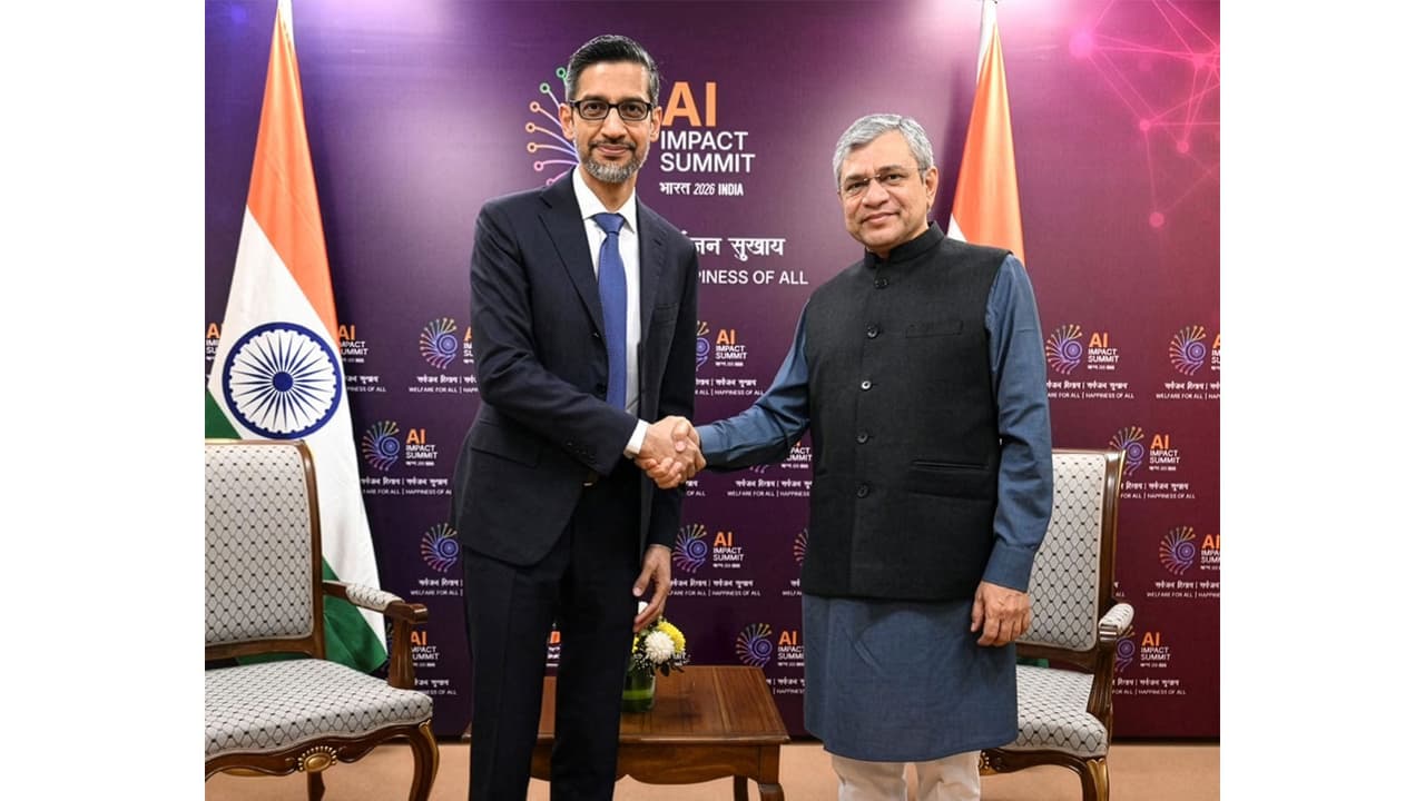Pichai, director ejecutivo de Google, y Vaishnaw discuten inversiones en inteligencia artificial en la cumbre de la India
