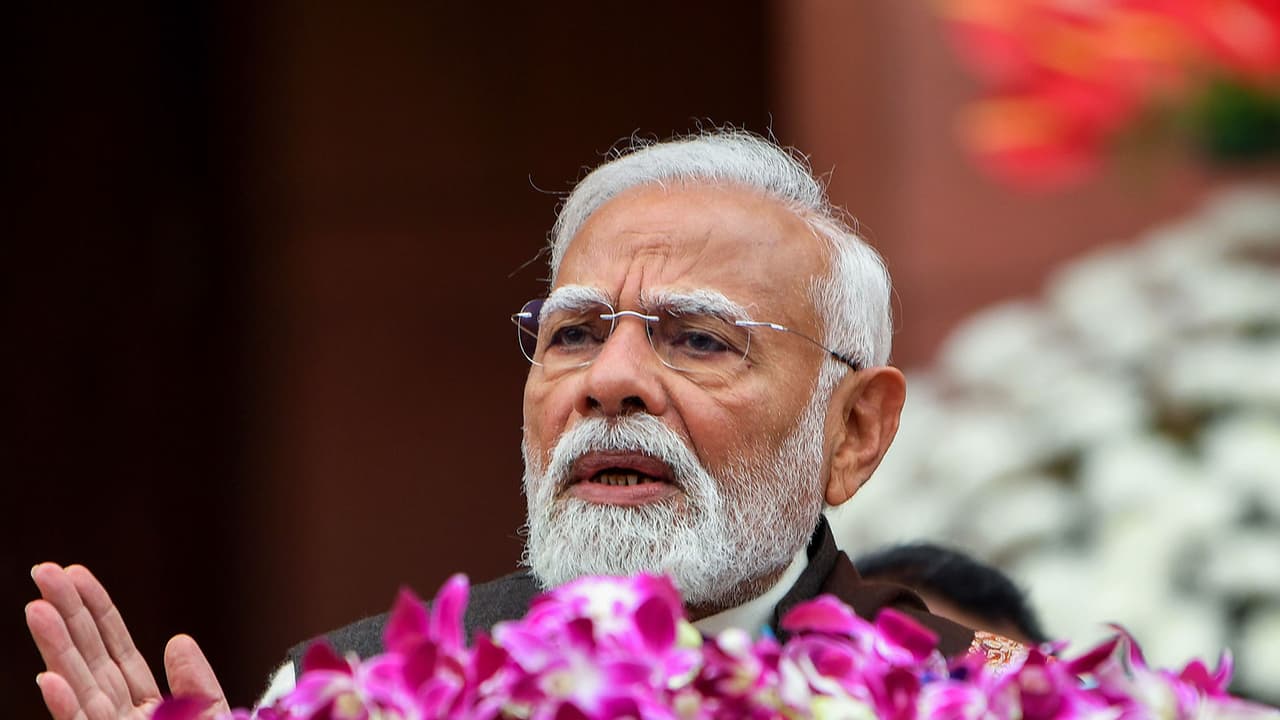 رئيس الوزراء مودي: المسح الاقتصادي يُظهر أن "قطار الإصلاح" الهندي يسير على المسار الصحيح.