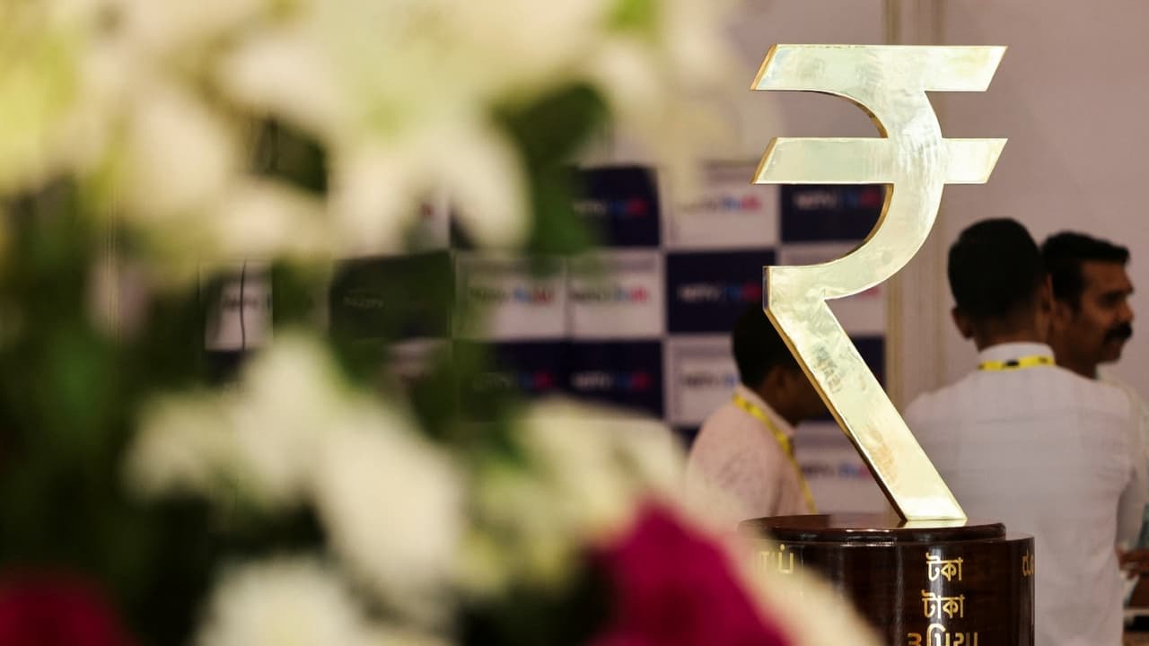 يقول تقرير بنك الاتحاد إن الروبية ستتداول في نطاق 90.40-91.20 روبية