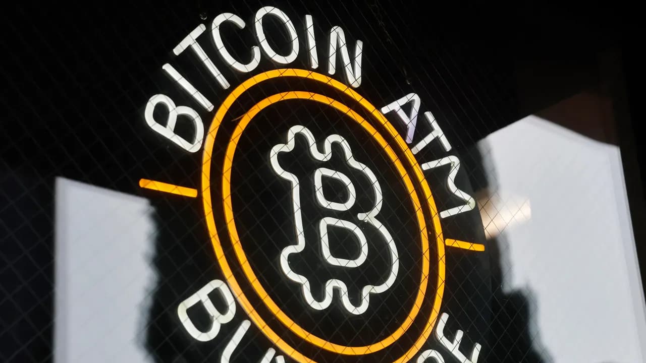 تنخفض عملة البيتكوين إلى 66 ألف دولار مع سولانا، وXRP يقود الخسائر بعد رفع سعر الفائدة في محضر اجتماع بنك الاحتياطي الفيدرالي