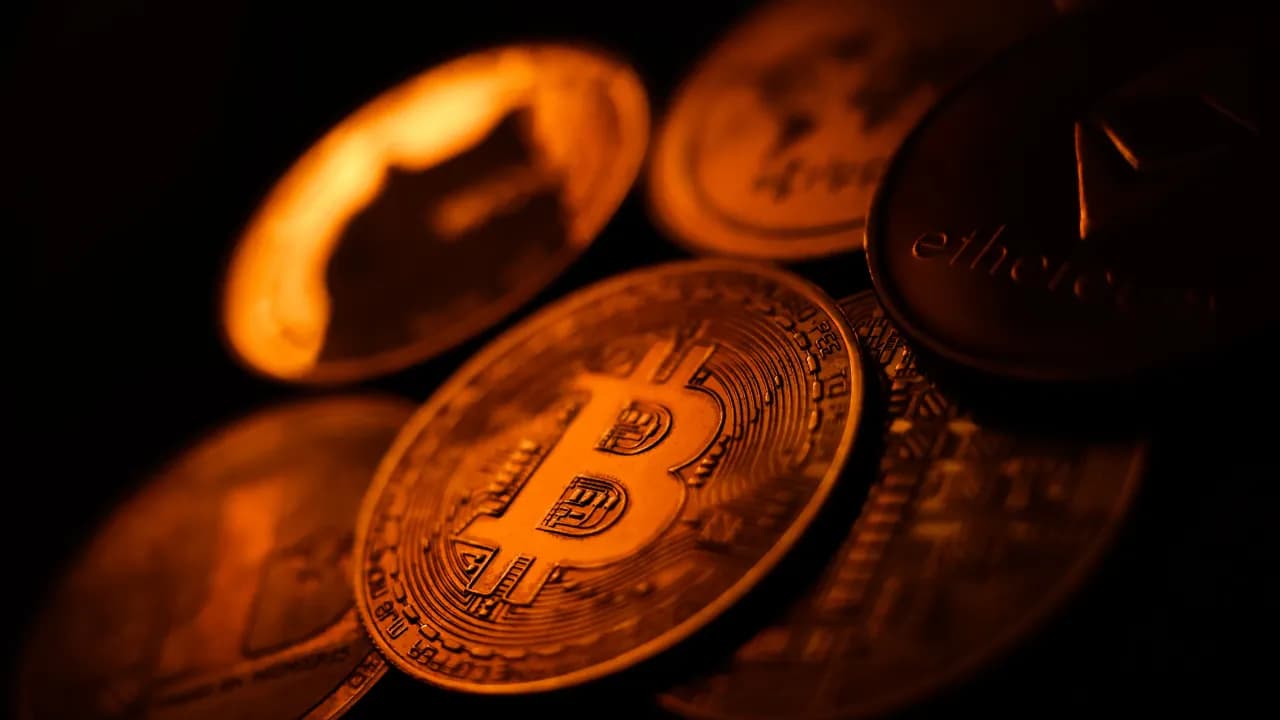 Dogecoin, Ethereum Outperform Bitcoin After $600 Million Liquidation Wave Hits Crypto Market