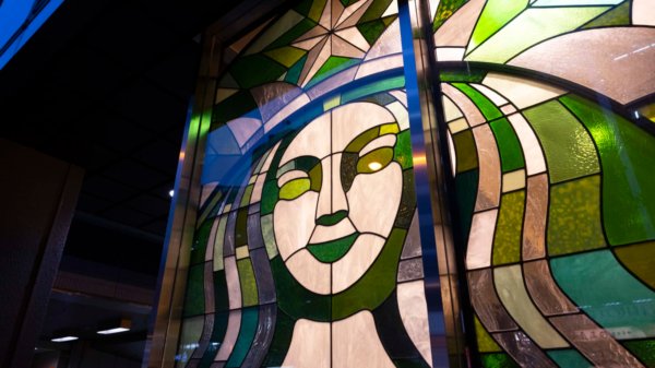 Las acciones de Starbucks son un punto brillante en el sombrío mercado del miércoles. He aquí por qué
