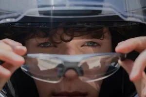 نظارات ذكية لتتبع حركة العين بتقنية الذكاء الاصطناعي للدراجين.