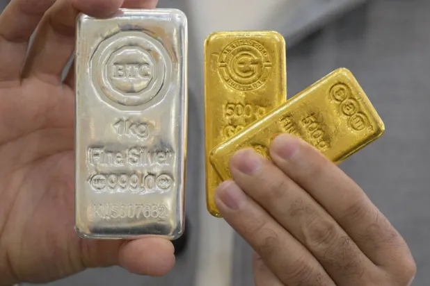 Gold, Silver Fall as CME Margin Hike Stokes Selling