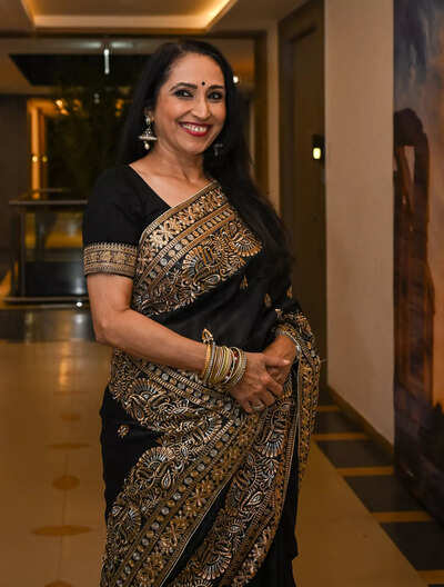 الذكاء الاصطناعي مقابل الخبرة الإنسانية: تؤكد كيتكي ديف أن الذكاء الاصطناعي لا يمكنه محاكاة المشاعر الحقيقية؛ وتُبرز العمق الفريد الذي لا يُضاهى للمسرح ورواية القصص.