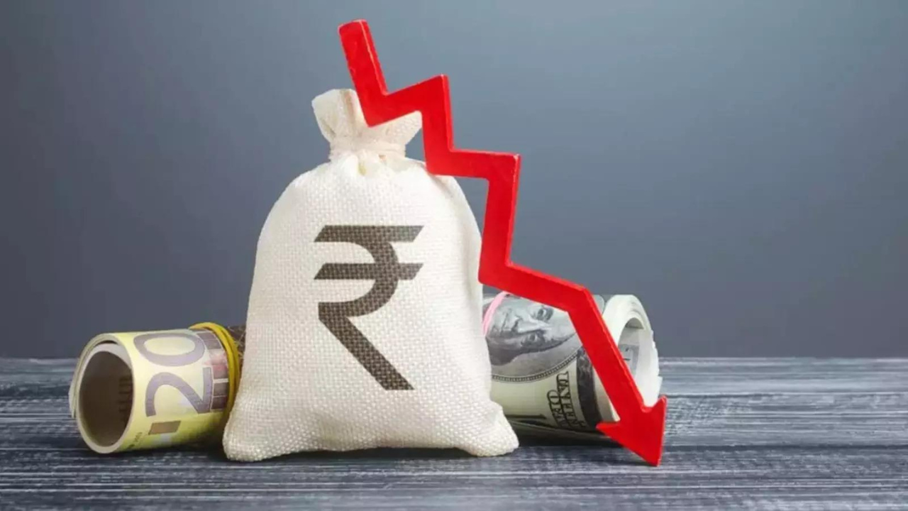 La rupia cae 34 paise para cerrar en 95,19 frente al dólar estadounidense en medio del aumento de los precios del crudo