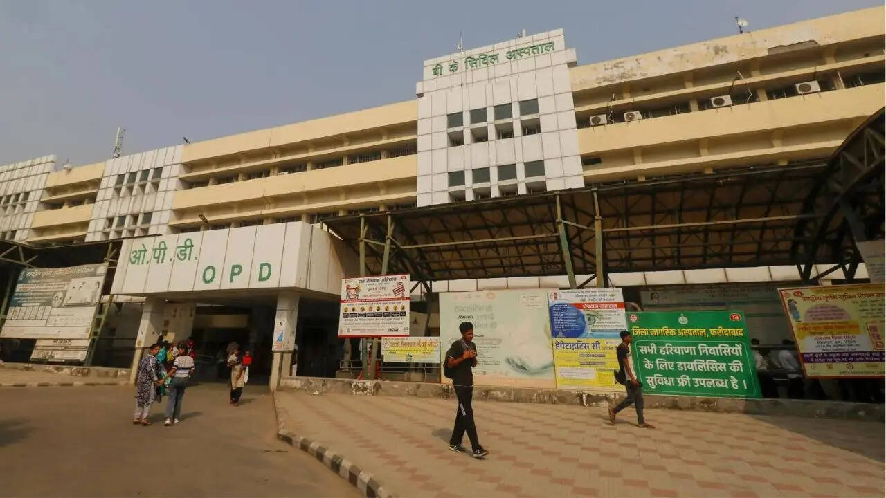 Un hombre muere en el hospital de Gurugram; Preguntas planteadas sobre el retraso del tratamiento, el papeleo y el ascensor no funcional.