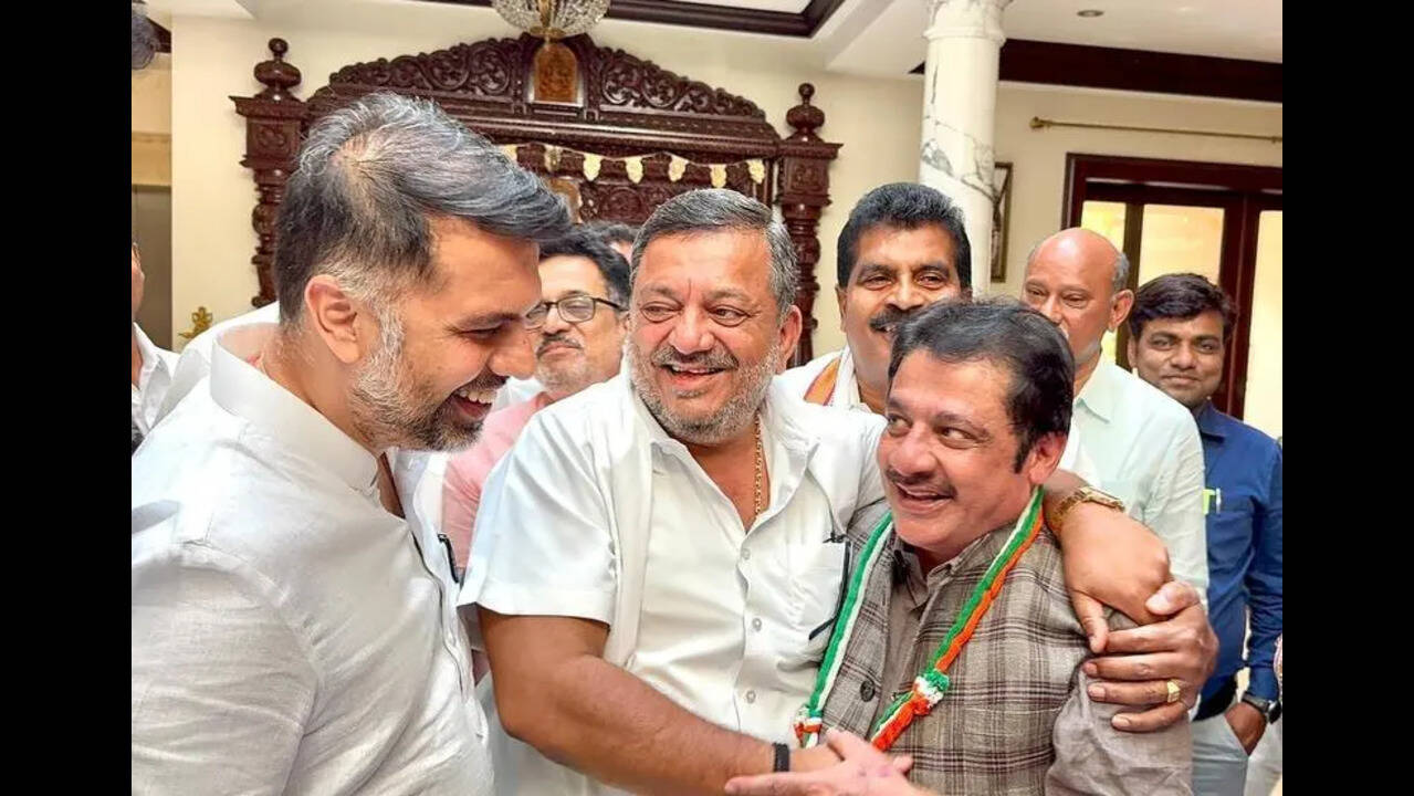 Rift in Karnataka Congress ended? Zameer rubs shoulders with Mallikarjun