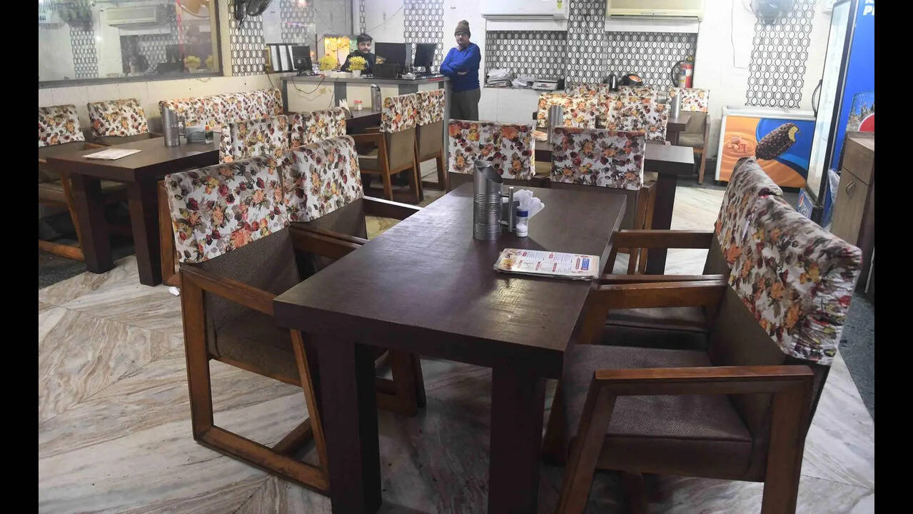 Los restaurantes ofrecen descuentos, la entrega de comida aumenta a medida que disminuye la afluencia de público por la tarde