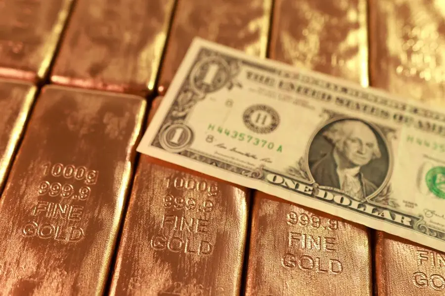 الذهب يرتفع مع ضعف الدولار؛ ويركز المستثمرون على آفاق اتفاق السلام بين الولايات المتحدة وإيران