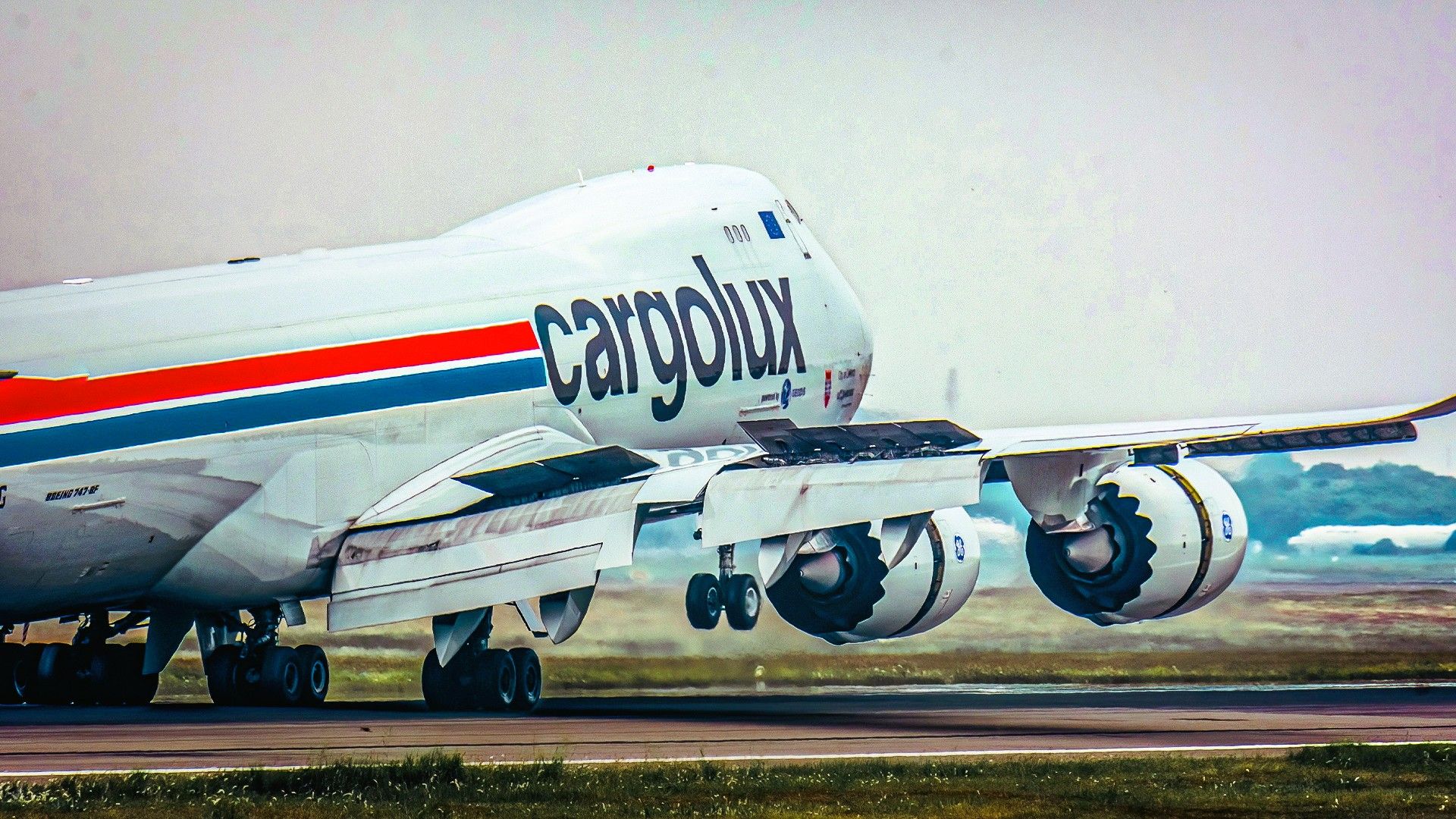 لماذا اختارت بوينغ شركة جنرال إلكتريك لتصنيع المحرك الحصري لطائرة 747-8؟