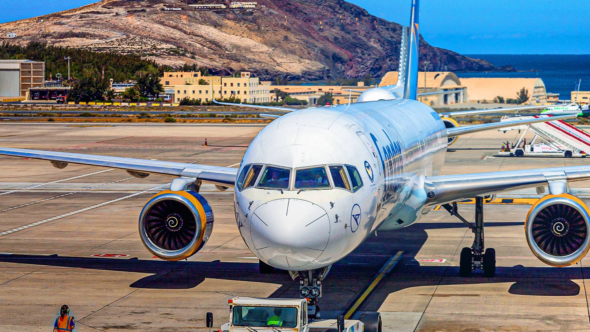 The Striking Differences Pilots Notice Between Flying The Boeing 757-200 & -300