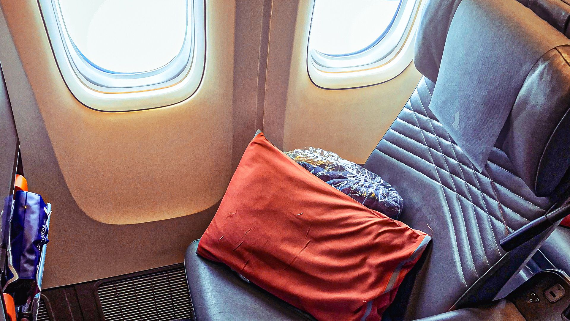 ما هي تكلفة السفر بالدرجة الاقتصادية المميزة على أطول الطرق في العالم؟