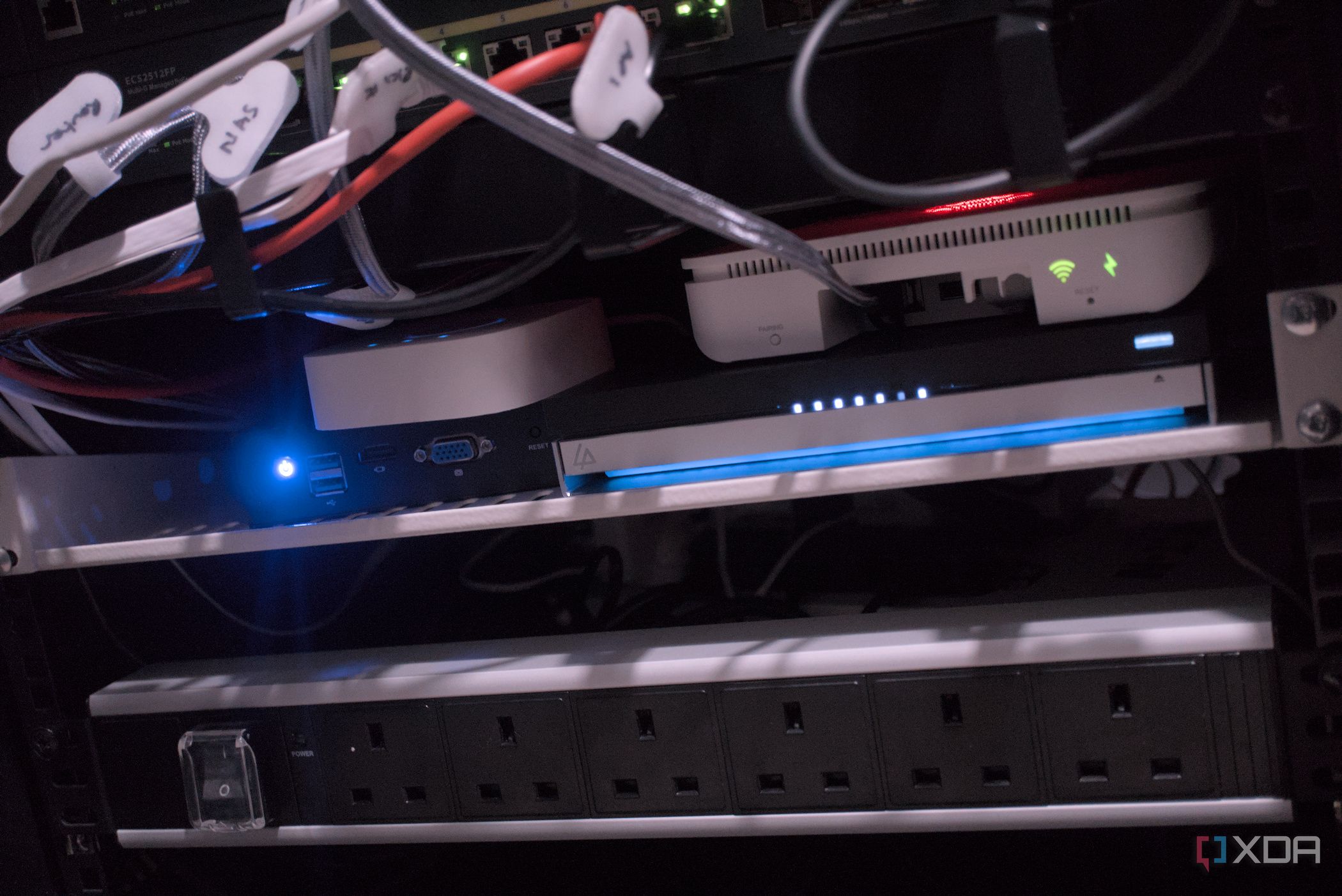 PoE eliminó la mitad de los adaptadores de corriente en mi armario de red