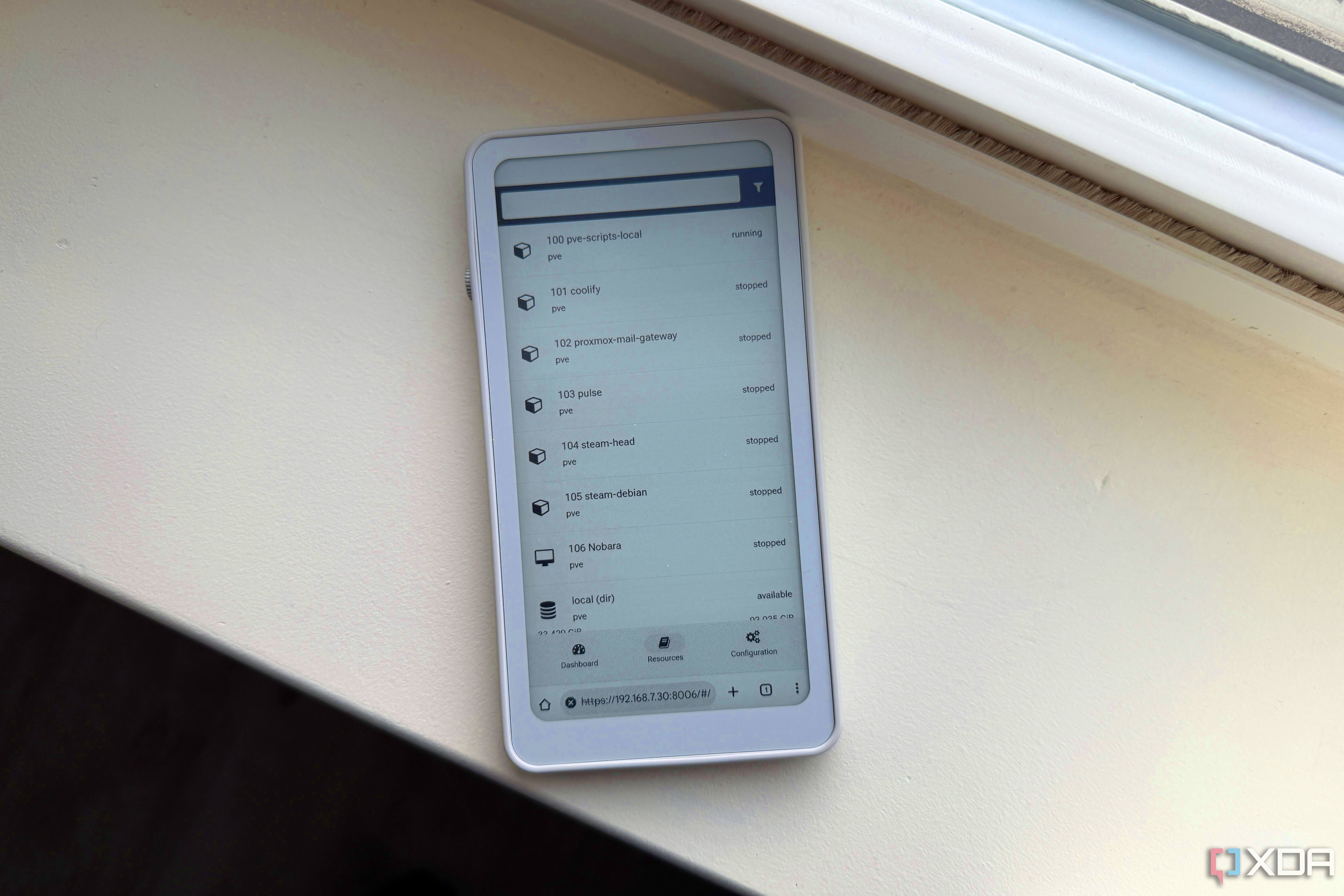 ليست الشاشة التقليدية هي الأفضل لخادم منزلي، بل شاشة الحبر الإلكتروني.