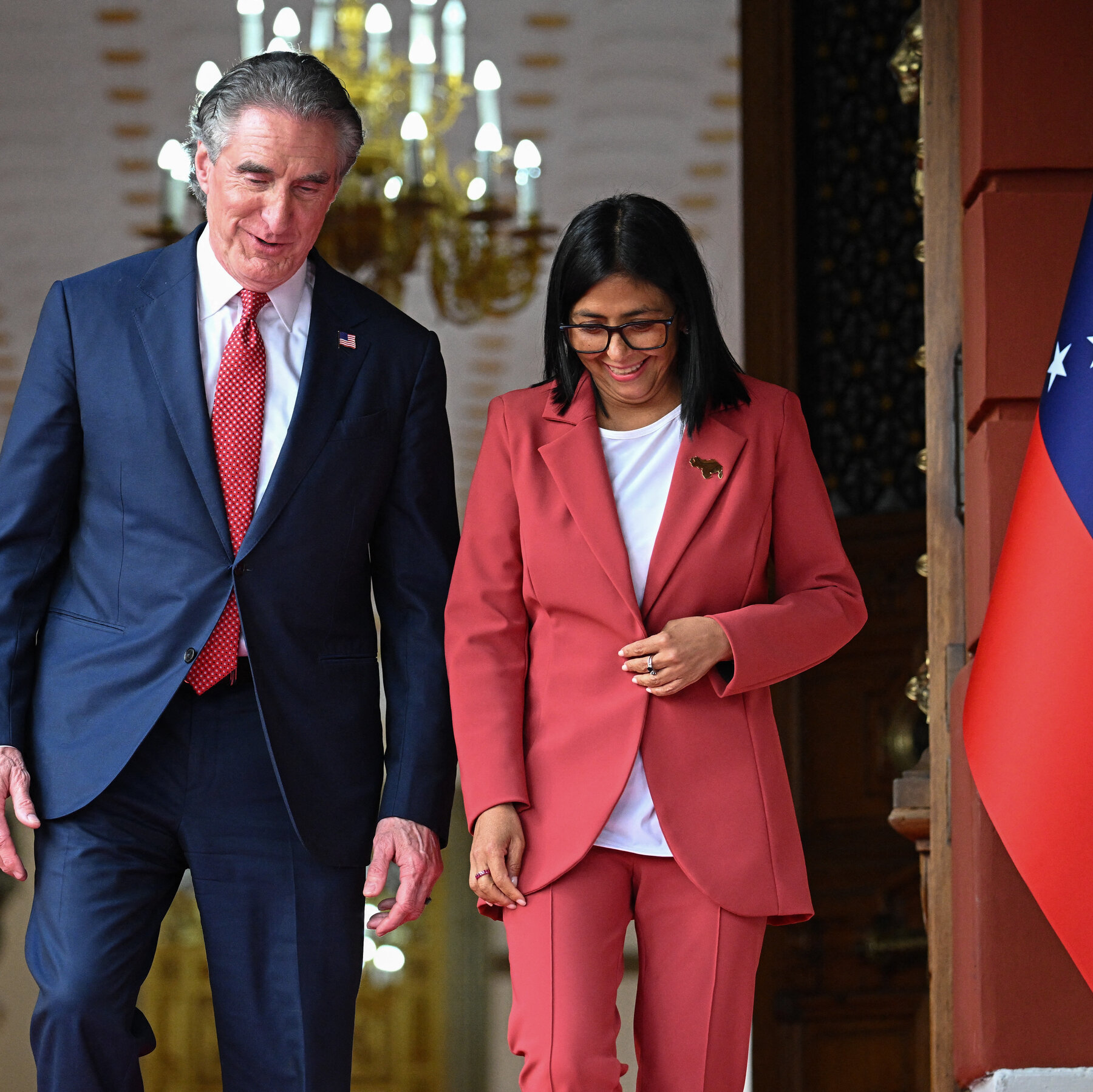 ليس النفط فقط: في فنزويلا، وزير الداخلية الأمريكي يضغط من أجل الوصول إلى التعدين