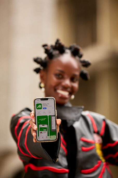 تسلط مونيكا كاش الضوء على ثلاث سنوات من النمو، حيث قامت بمعالجة أكثر من 500 مليار ين ياباني في المعاملات