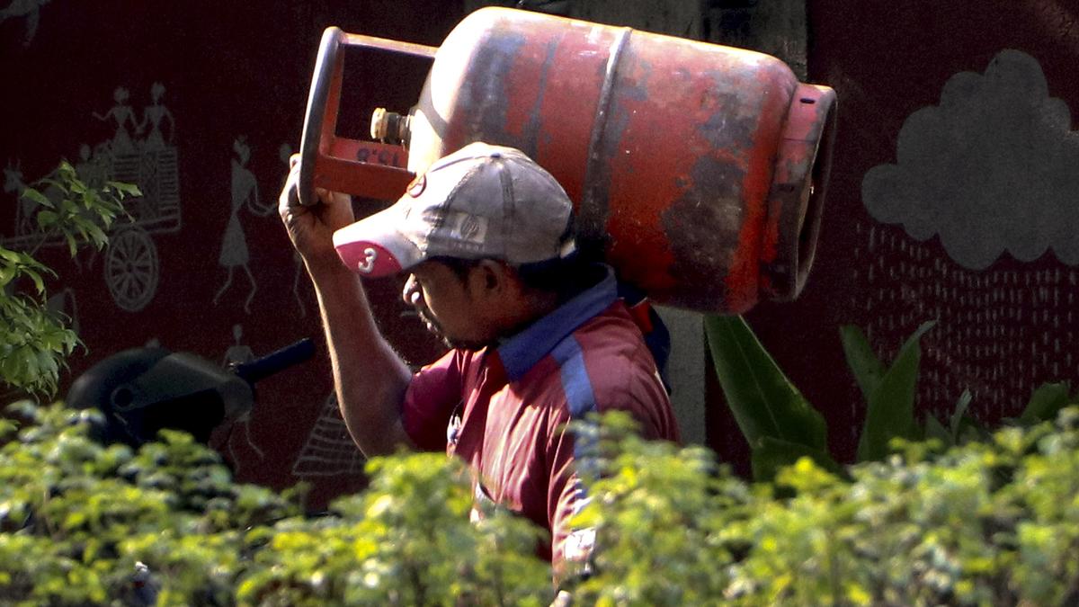 وقال المستهلكون إن استخدام وقود الطهي بحكمة