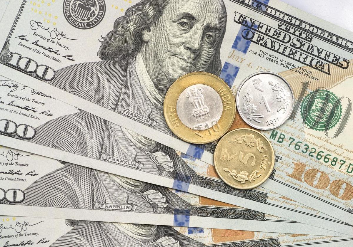 La rupia cae 10 paise y cierra en 94,95 frente al dólar estadounidense