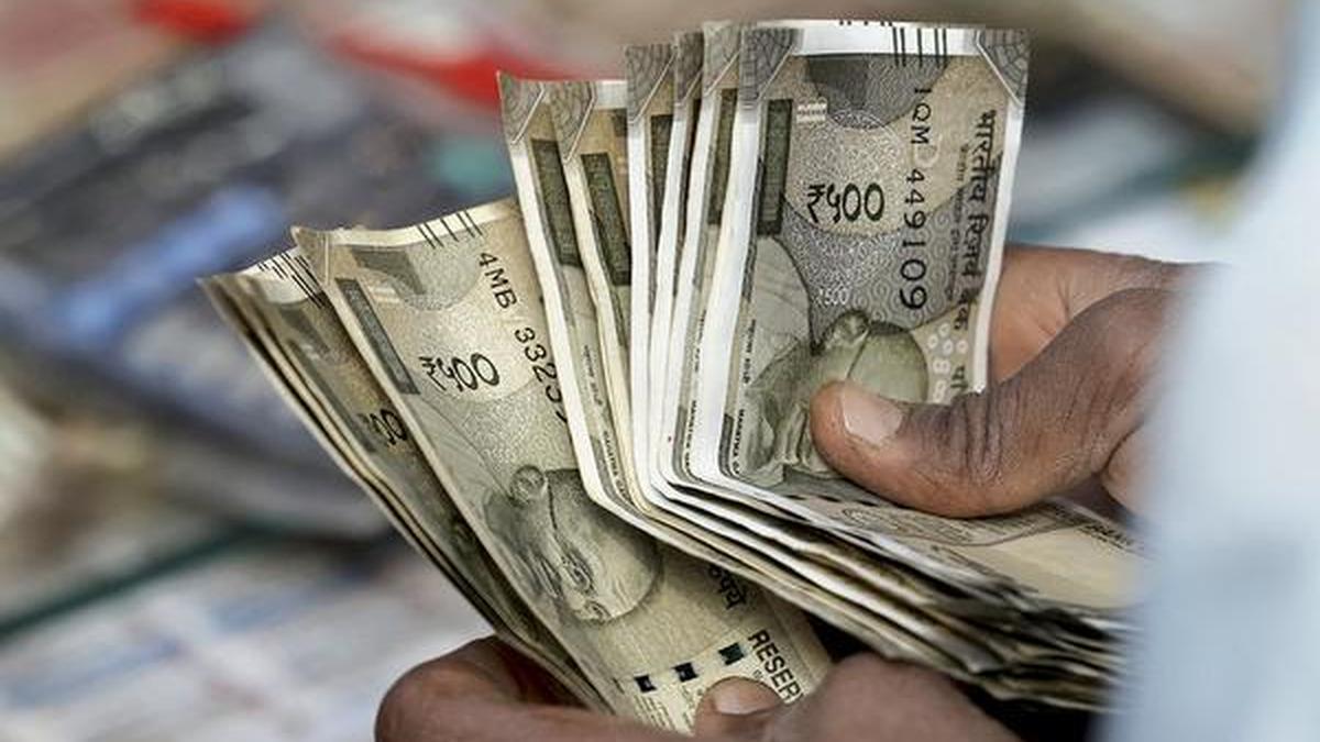 La rupia cae 8 paise y se sitúa en 90,99 frente al dólar estadounidense